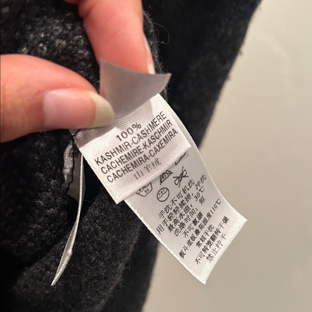 Ermenegildo Zegna Black and Gray V-Neck Cashmere Sweater - Picture 7 of 8